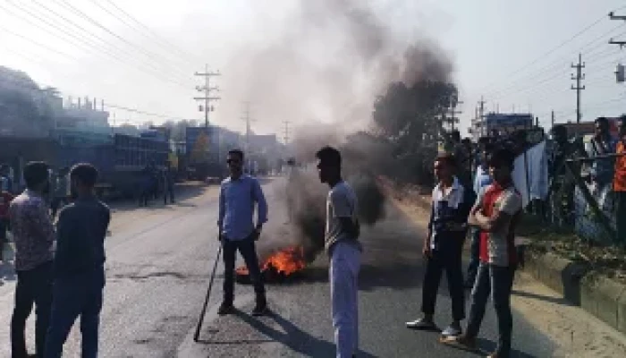 শ্রীপুরে মহাসড়কে বাস ভাঙচুর, টায়ারে আগুন জ্বালিয়ে বিক্ষোভ