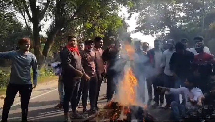 অবরোধ সমর্থনে রাজশাহীর বিভিন্নস্থানে রাস্তায় টায়ার জ্বালিয়ে অগ্নিসংযোগ ও বিক্ষোভ