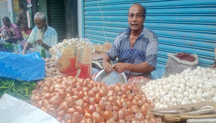 রাজশাহীতে অবরোধের অজুহাতে বাজারে আগুন