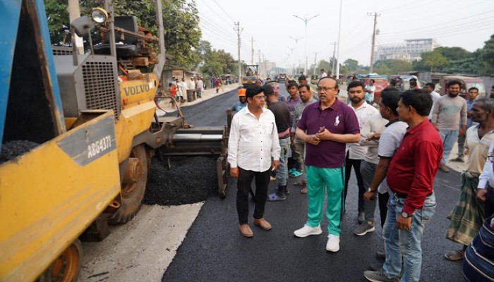 কাঠালবাড়িয়া মোড়-হাইটেক পার্ক রাস্তা কার্পেটিং কাজ পরিদর্শন করলেন রাসিক মেয়র