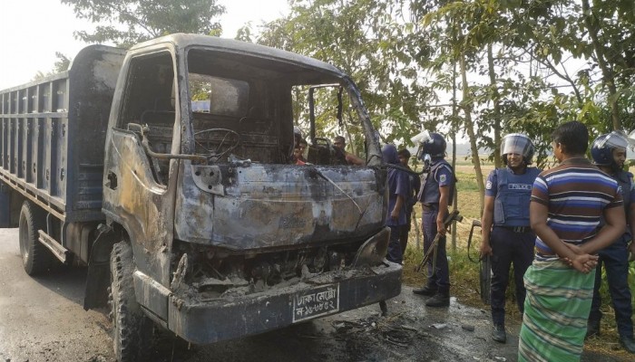 মোহনপুরে পণ্যবাহী ট্রাকে আগুন