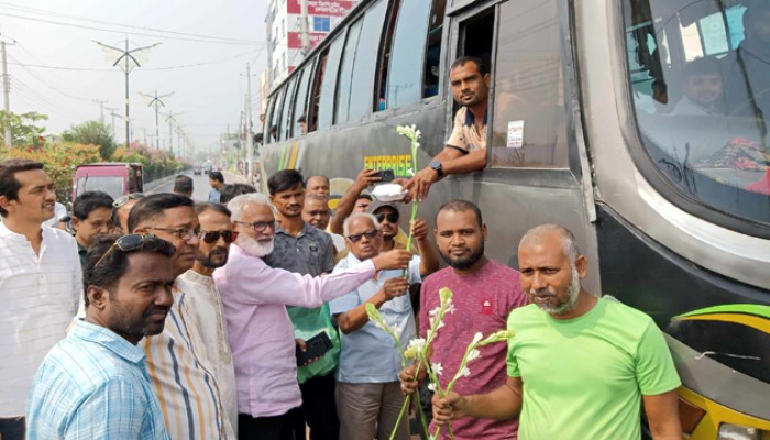 রাজশাহীতে গাড়িচালকদের ফুল দিয়ে শুভেচ্ছা জানালো আওয়ামী লীগ