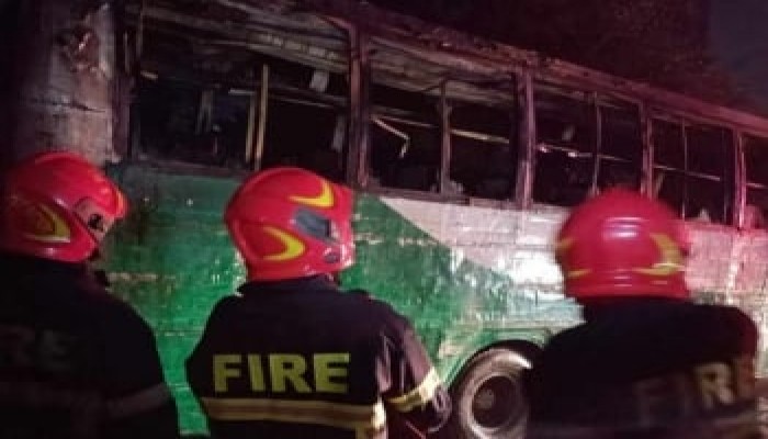 রাতে মিরপুরে বাসে আগুন
