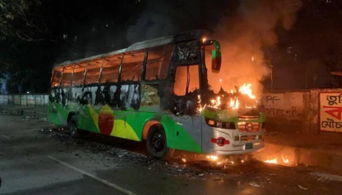 ১০ ঘণ্টায় দেশজুড়ে আগুনে পুড়ল ৯ যানবাহন: ফায়ার সার্ভিস