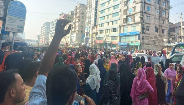 মিরপুরে আজও পোশাক শ্রমিকদের সড়ক অবরোধ, যান চলাচল বন্ধ