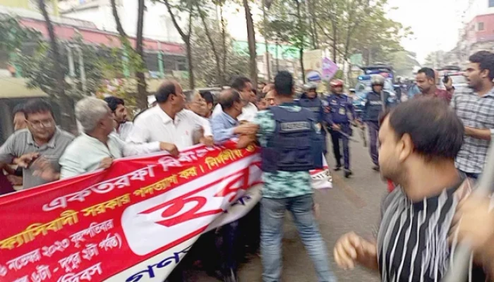 নারায়ণগঞ্জে হরতালের সমর্থনে বাম জোটের মিছিল, পুলিশের লাঠিপেটা