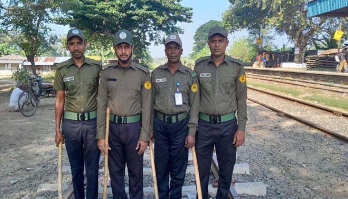 বাঘায় রেললাইন পাহারা দিচ্ছে আনসার সদস্যরা