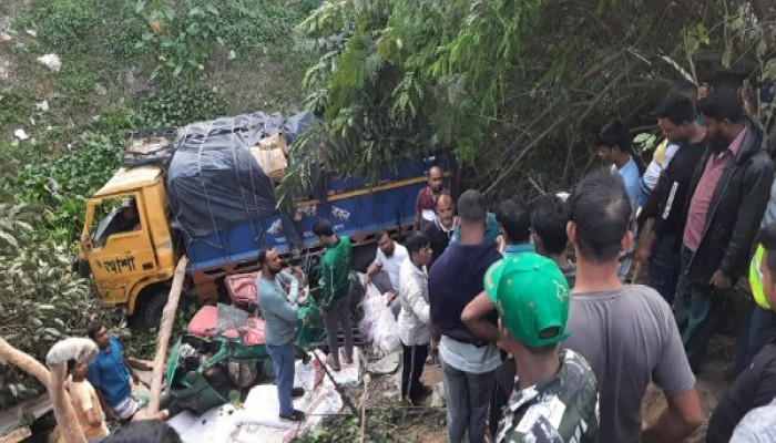 রাজশাহীতে ট্রাক-সিএনজি মুখোমুখি সংঘর্ষে নিহত ৫