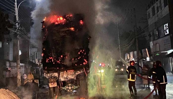 রাজশাহীতে পাটখড়ির ট্রাকে আগুন দিল দুর্বৃত্তরা