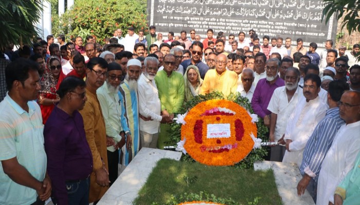 দলীয় মনোয়ন পাওয়ায় বঙ্গবন্ধুসহ জাতীয় চার নেতার প্রতিকৃতিতে পুষ্পার্ঘ্য অর্পণ