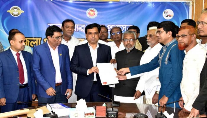 বাবাকে সাথে নিয়ে মনোনয়নপত্র দাখিল করলেন আসাদ