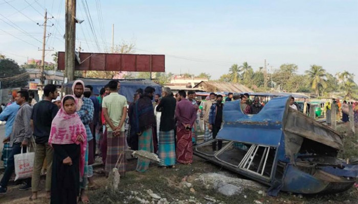 পুলিশভ্যানে ট্রেনের ধাক্কা, কনস্টেবল নিহত