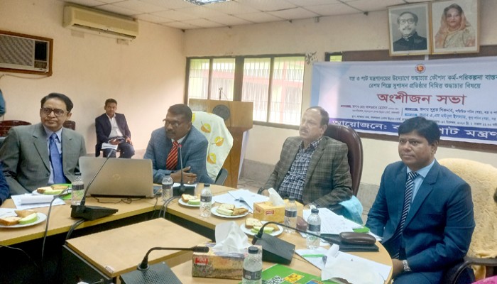 আমগাছে  কীটনাশক  প্রয়োগে মরছে রেশমের পোকা, ক্ষতিগ্রস্ত চাষিরা