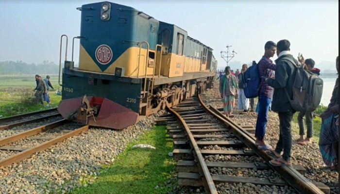 কাউনিয়ায় ট্রেনের দুই বগিসহ ইঞ্জিন লাইনচ্যুত, রেল যোগাযোগ বন্ধ