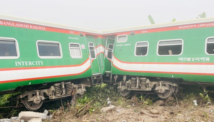 কাটা রেললাইনে ট্রেনের ৭ বগি উল্টে নিহত ১