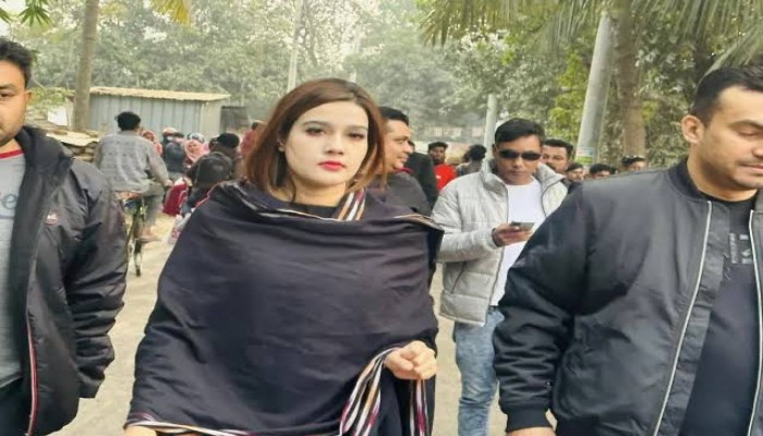 মাহির বার্ষিক আয় ৮ লাখ, চড়েন ৫৬ লাখ টাকার গাড়িতে!