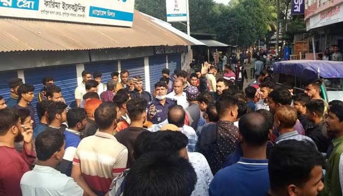 দুর্গাপুরে ভ্রাম্যমান আদালতে জরিমানা ও হয়রানির প্রতিবাদে ব্যবসায়ীদের বিক্ষোভ