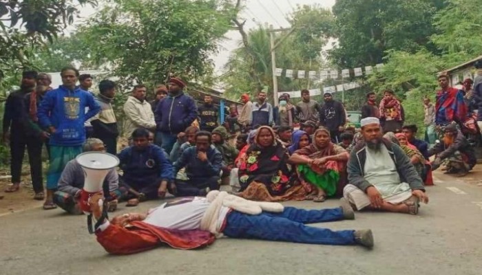 নৌকা প্রার্থীর সমর্থকদের হামলার প্রতিবাদে  বাগমারায় রাস্তায় শুয়ে  বিক্ষোভ