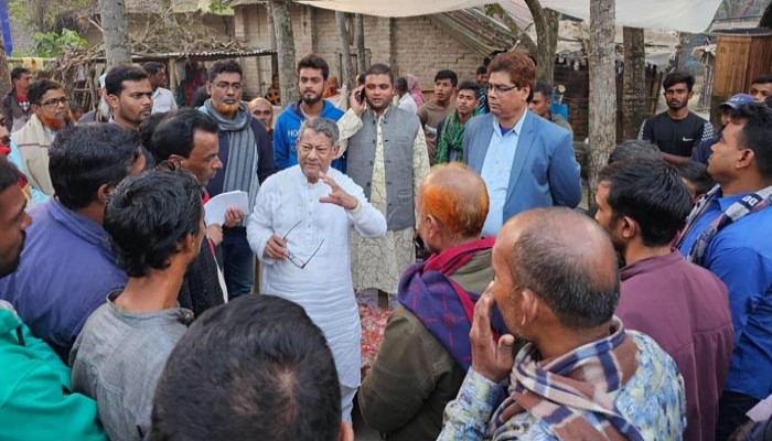 রাজশাহী-৬ আসনে স্বতন্ত্র প্রার্থী রাহেনুল হক রায়হান সকলের বাড়ি বাড়ি গিয়ে ভোট চান