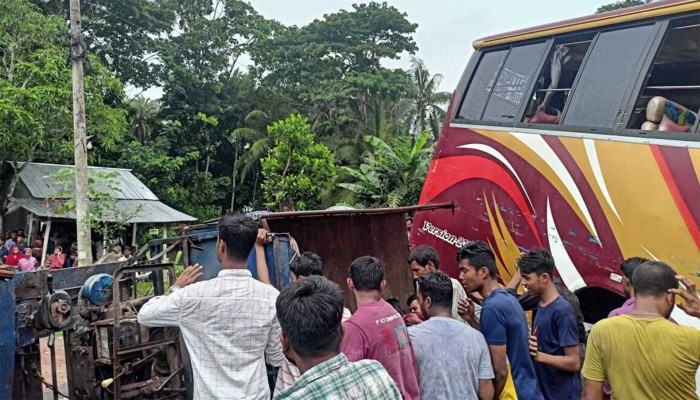 ঢাকা-বরিশাল মহাসড়কে  বাস-ট্রলি  মুখোমুখি সংঘর্ষে দুজন নিহত