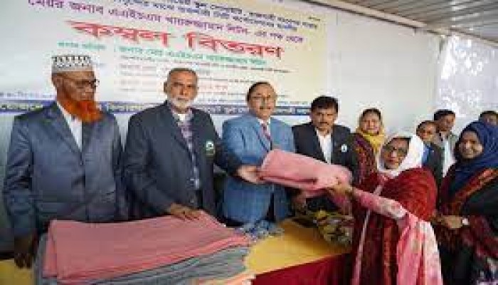 নর্থ বেঙ্গল কিন্ডার গার্ডেন এন্ড প্রি-ক্যাডেট স্কুল সোসাইটির শিক্ষক-শিক্ষিকাদের মাঝে কম্বল প্রদান