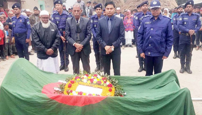 নিয়ামতপুরে বীর মুক্তিযোদ্ধা আব্বাস আলীর রাষ্ট্রীয় মর্যাদায় দাফন সম্পন্ন