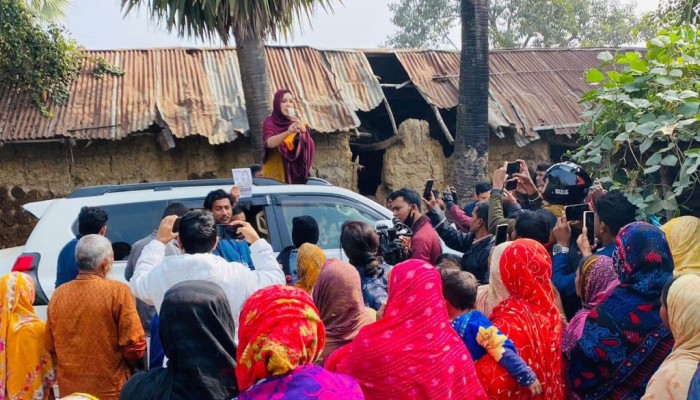 এদেরকে সাইজ করতে আমার একটু সময় লাগবে : মাহি