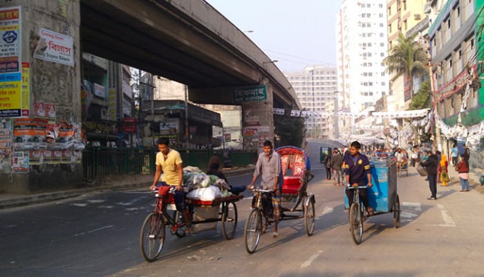 রাস্তায় গাড়ি কম, ভোগান্তিতে যাত্রীরা