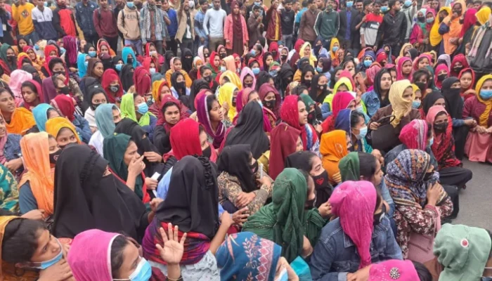 গাজীপুরে বেতন বৃদ্ধির দাবিতে পোশাক শ্রমিকদের বিক্ষোভ