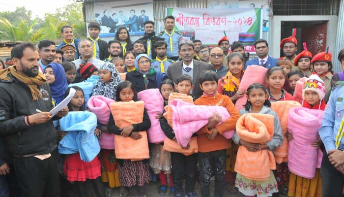 রাজশাহী কলেজসহ বিভিন্ন সংগঠনের উদ্যোগে শীত বস্ত্র বিতরণ
