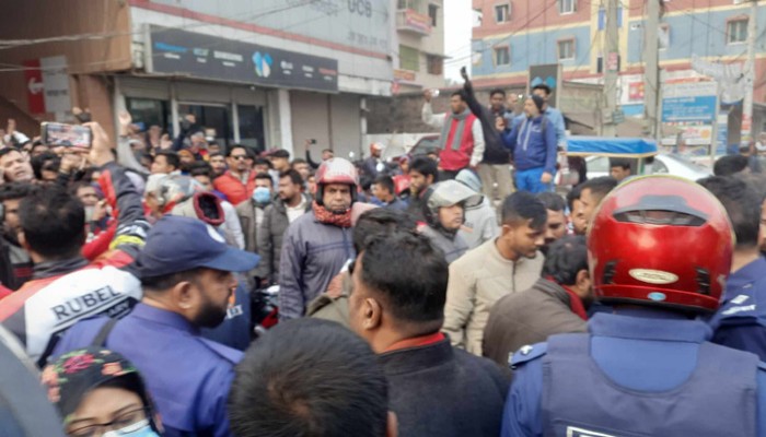 বানেশ্বরে ব্যবসায়ীর উপর হামলার প্রতিবাদে দোকানপাট বন্ধ রেখে বিক্ষোভ