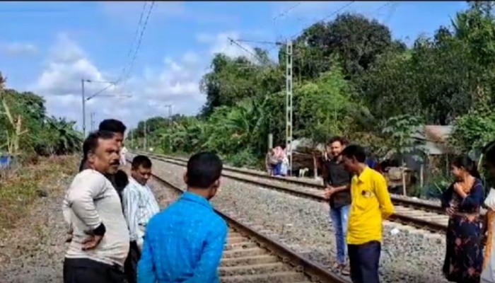 বাঘায় ট্রেনের নিচে দুই পা হারালেন নারী : কোলের নাতনি অক্ষত