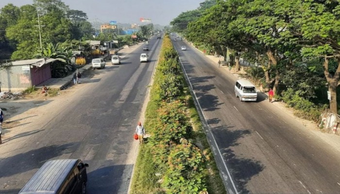 কুমিল্লা-নোয়াখালী সড়ক এখনো দুই লেনে,দুর্ভোগে যাত্রীরা!