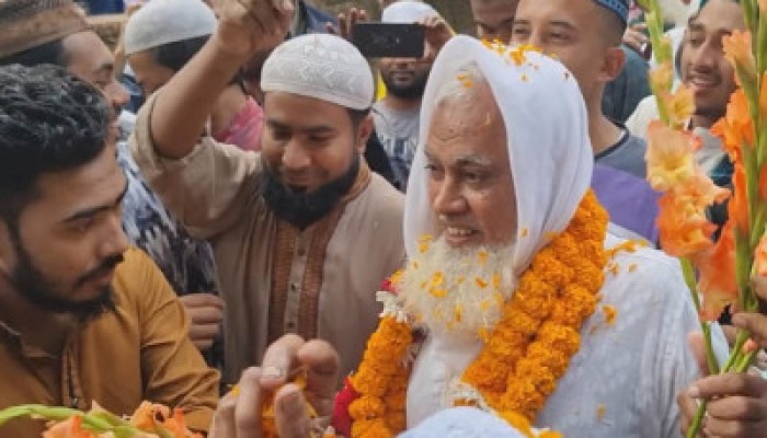 নোয়াখালীতে এক মসজিদে ৩৬ বছর মুয়াজ্জিন পেলেন রাজকীয় বিদায়!