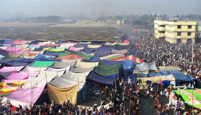 আখেরি মোনাজাতের আগে চলছে বয়ান