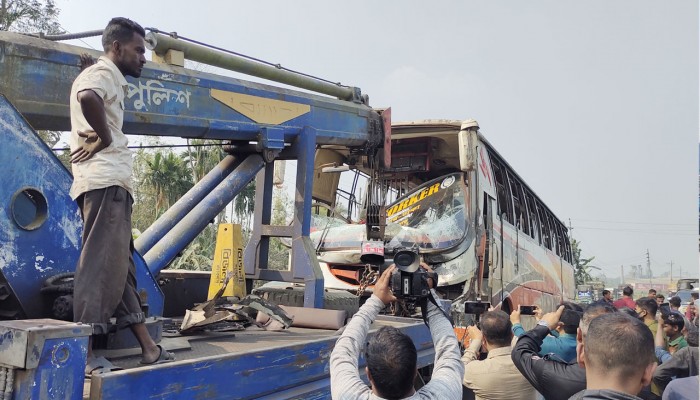 ছুটির দিনে সড়ক দুর্ঘটনায় প্রাণ গেল ১৫ জনের