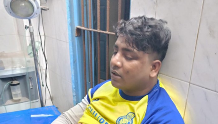 ২ ডিবি পুলিশকে কোপাল মাদক কারবারি