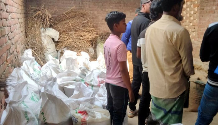 রাণীনগরে সরকারি ভিডব্লিউবি’র ৪৪ বস্তা চাল জব্দ