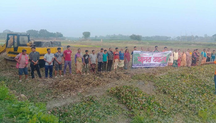 পুঠিয়ায় কৃষি জমি রক্ষা করতে এবার মাঠে কৃষকদের মানববন্ধন