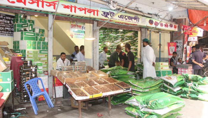 রোজায় নিম্ন আয়ের মানুষের খেজুর কেনা দায়