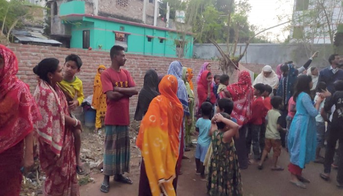 চাঁপাইনবাবগঞ্জে প্রধানমন্ত্রীর উপহারের ঘর ও চাকরি দেয়ার নামে লক্ষ লক্ষ টাকা প্রতারণা, বাড়ি ঘেরাও