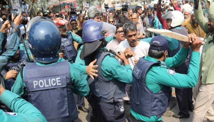 গণতন্ত্র মঞ্চের মিছিলে ‘লাঠিপেটা’, পুলিশ বললো সরিয়ে দিয়েছি