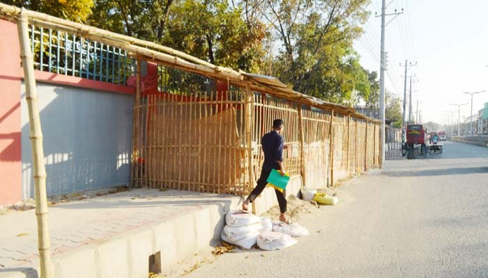 রাজশাহীতে ১০ ফুটের ফুটপাত দখল করে ফলের আড়ত!