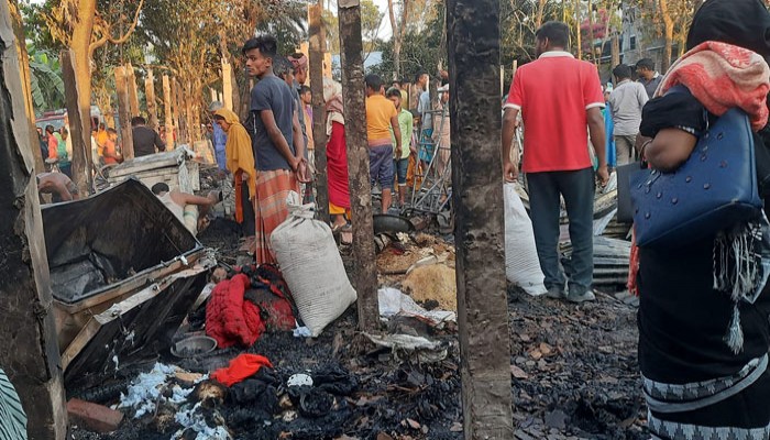 চারঘাটে আগুণে পুড়ে ৫টি বাড়ী ভস্মিভুত, খোলা আকাশের নিচে বসবাস