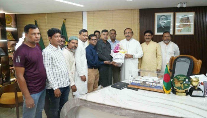 মেয়রের সাথে রাজশাহী জেলা ফুটবল এসোসিয়েশনের নেতৃবৃন্দের সাক্ষাৎ