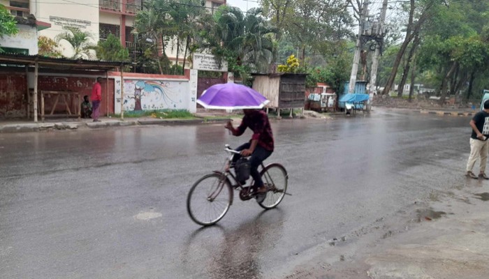 রাজশাহীতে দিনভর গুঁড়ি গুঁড়ি বৃষ্টিতে ভোগান্তি