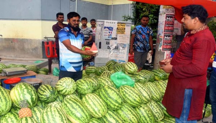 রাজশাহীতে তরমুজের স্বাদ নিতে পারছেন না সাধারণ মানুষ