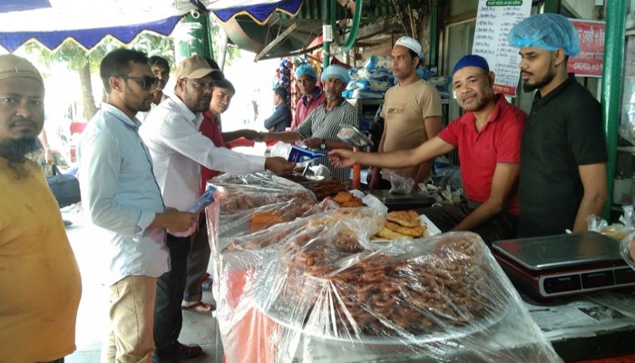 নিরাপদ খাদ্য সরবরাহ নিশ্চিতের লক্ষ্যে হোটেল ও রেস্তোরা পরিদর্শনে রাসিকের স্যানিটারী পরিদর্শকগণ