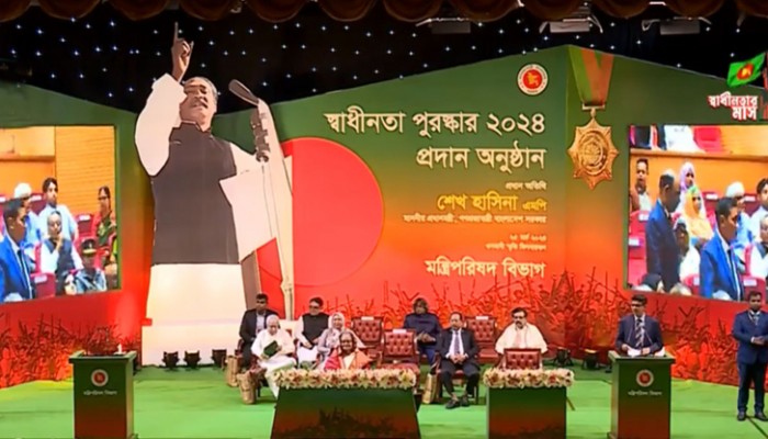 ১০ বিশিষ্টজনকে স্বাধীনতা পুরস্কার দিলেন প্রধানমন্ত্রী