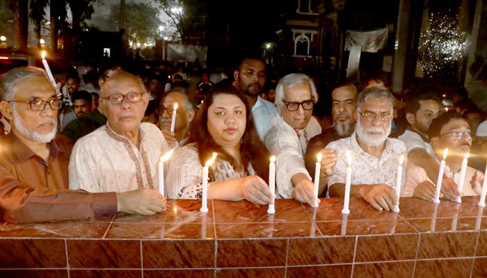 নগরীতে শহীদদের স্মরণে মোমবাতি প্রজ্জ্বলন